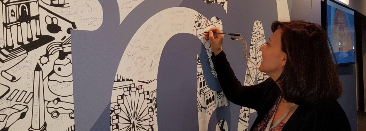 Firmando en el panel de. despedida del Congreso – IMCAS Paris 2018 Firmando en el panel de. despedida del Congreso - IMCAS Paris 2018